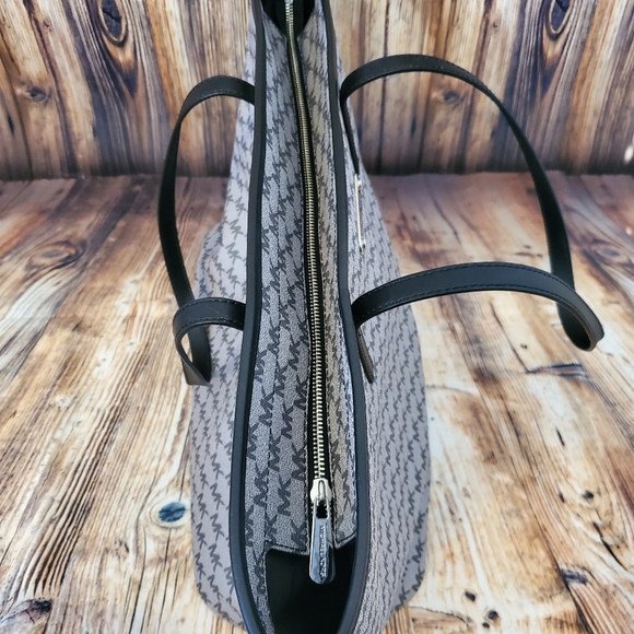 Michael Kors Emry Logo Signature - Picture 12 of 13